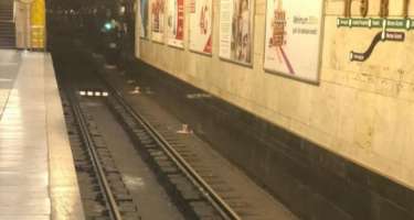 Metroda faciədən dönüldü: Sərnişin qatar yoluna düşdü -