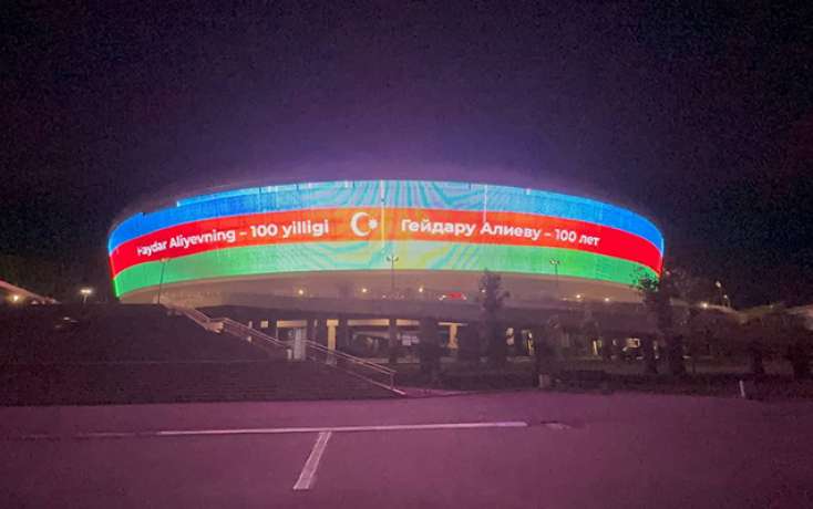 Özbəkistanda “Humo Arena”nın binası bayrağımızın rəngləri ilə işıqlandırıldı - 