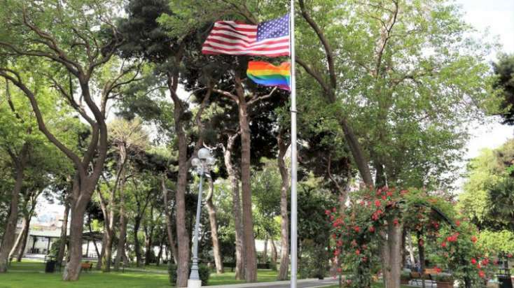 Bakıda LGBT bayrağı qaldırıldı