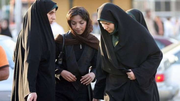 İranda qadınlar onların şəklini çəkən mollanı döydülər - 