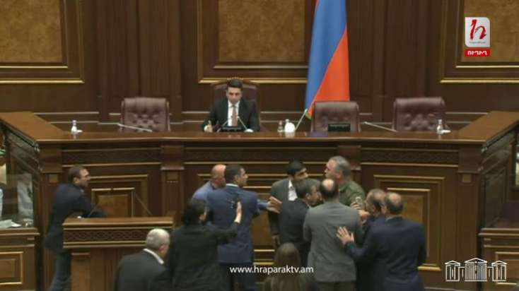 Ermənistan parlamentində dava -
