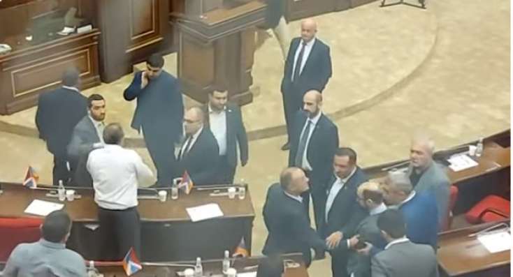 Ermənistan parlamentində söyüşlər havada uçuşdu -