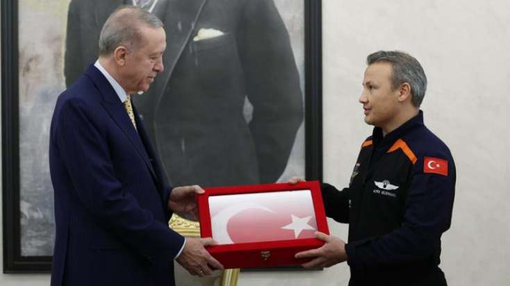 Ərdoğan Türkiyənin ilk astronavtı ilə görüşüb