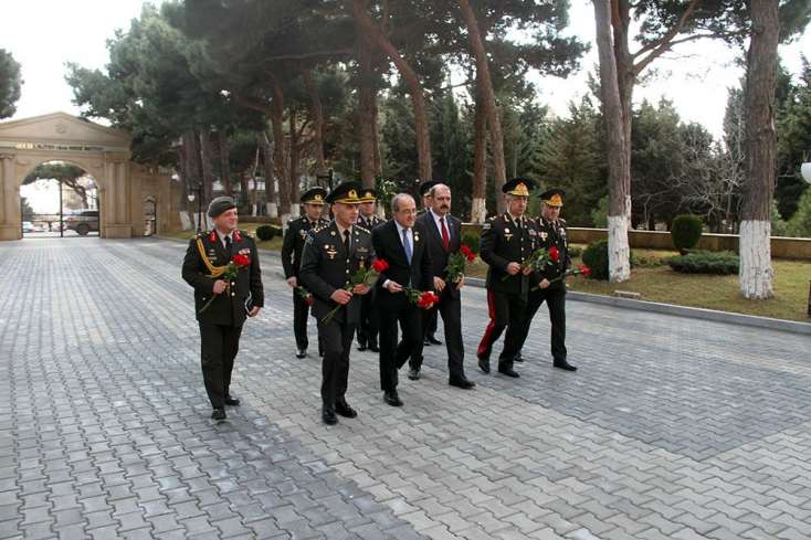 Türkiyənin milli müdafiə nazirinin müavini hərbi institutu ziyarət edib -