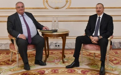 Prezident İlham Əliyev DCNS şirkətinin prezidenti ilə görüşdü