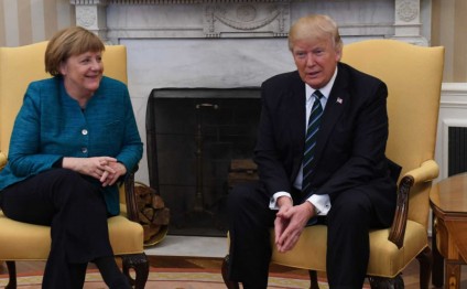 Donald Tramp Angela Merkelin əlini sıxmaq istəmədi -