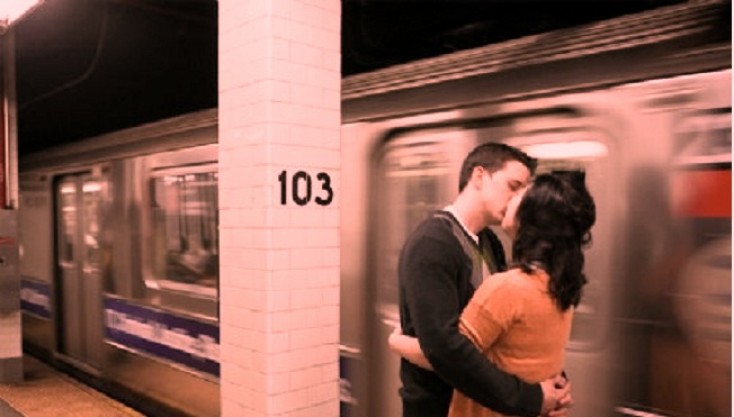 Metroda iki gəncin öpüşməsini