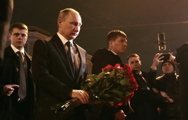 Vladimir Putin Peterburqda terror aktının törədildiyi yerə baş çəkib