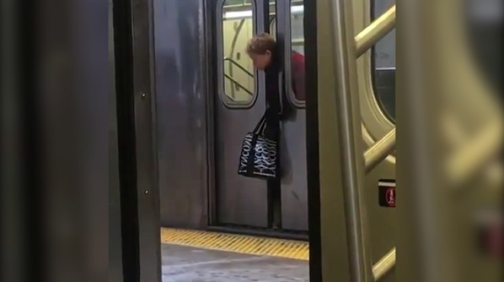 Yaşlı qadının başı metronun...