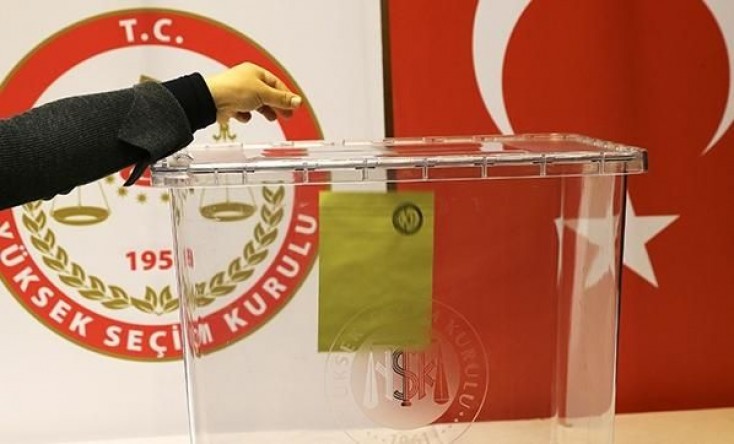 Türkiyədə keçirilən referendumda səsvermə davam edir
