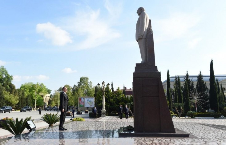 Prezident İlham Əliyev Yevlaxda ulu öndər Heydər Əliyevin abidəsini ziyarət edib