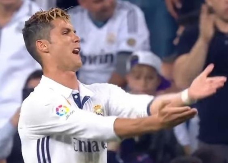 Ronaldonun Messinin qoluna əsəbi reaksiyası 