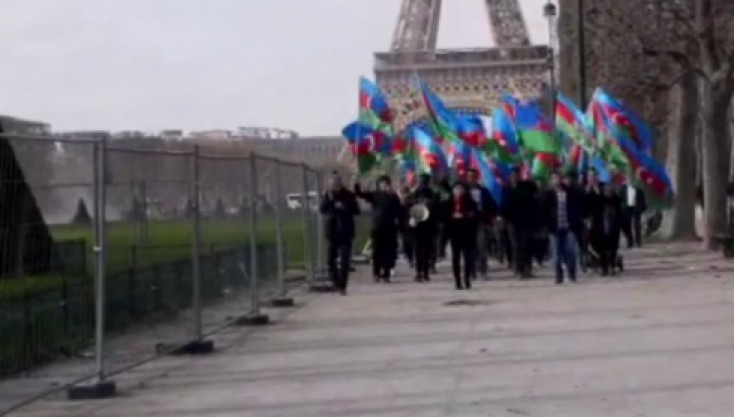 Azərbaycanlılar Parisdə yürüş keçirdi