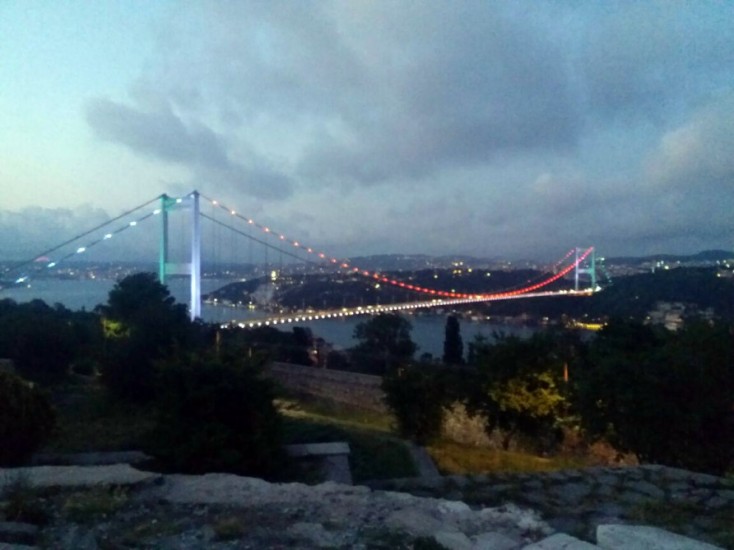 Üçrəngli bayrağımızın rəngləri İstanbul boğazında bərq vurdu