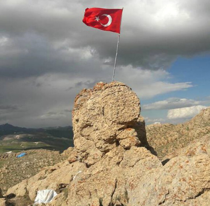 PKK-nın əsas düşərgəsinə Türkiyə bayrağı sancıldı