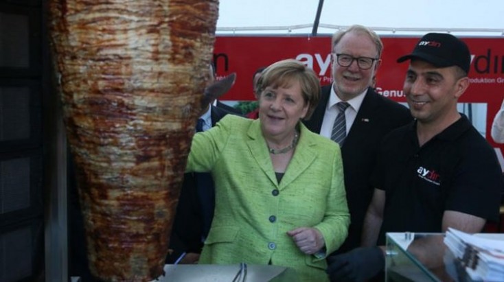 Angela Merkel dönər hazırladı -