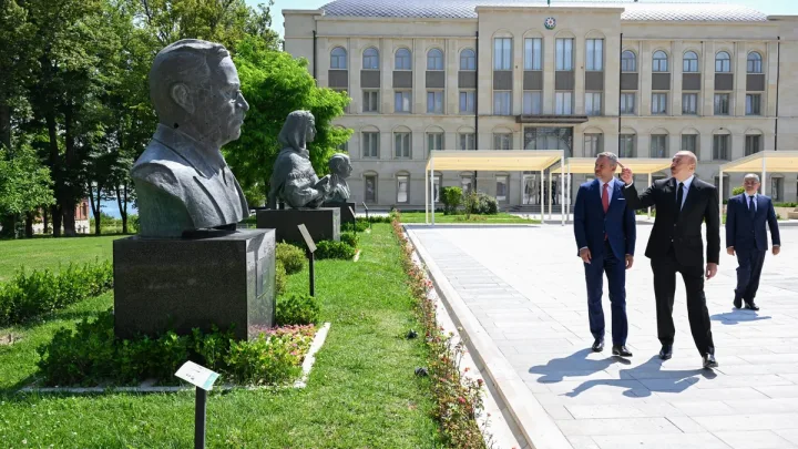 Prezidentlər Şuşada güllələnmiş büstlərə baxdılar