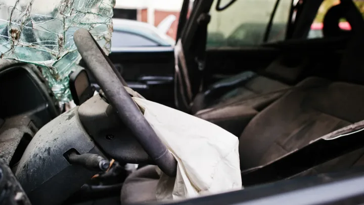 Xaçmazda avtomobil ağaca çırpıldı - 
