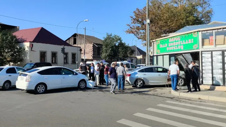 İki maşın toqquşdu, biri aptekə çırpıldı -
