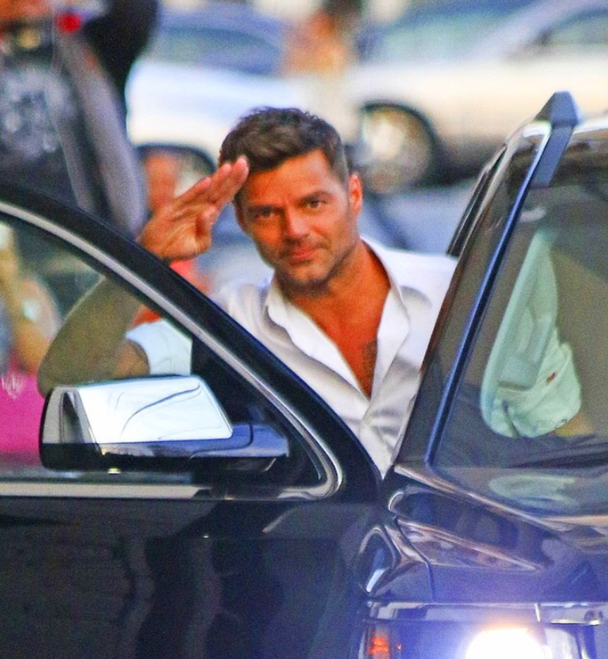 Paparazzilərdən qaçmaga calışarkən ortaya maraqlı görüntülər çıxaran məşhurlar 