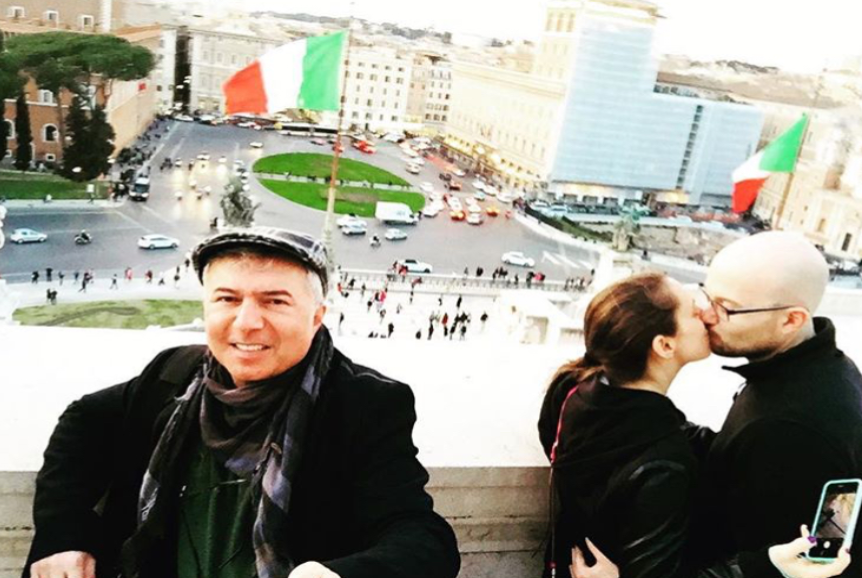 Aparıcı "selfie" etmək istəyərkən öpüşən cütlüyü də məşhur etdi