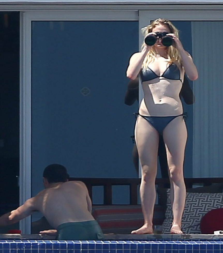 Paparazzilərdən qaçmaga calışarkən ortaya maraqlı görüntülər çıxaran məşhurlar 