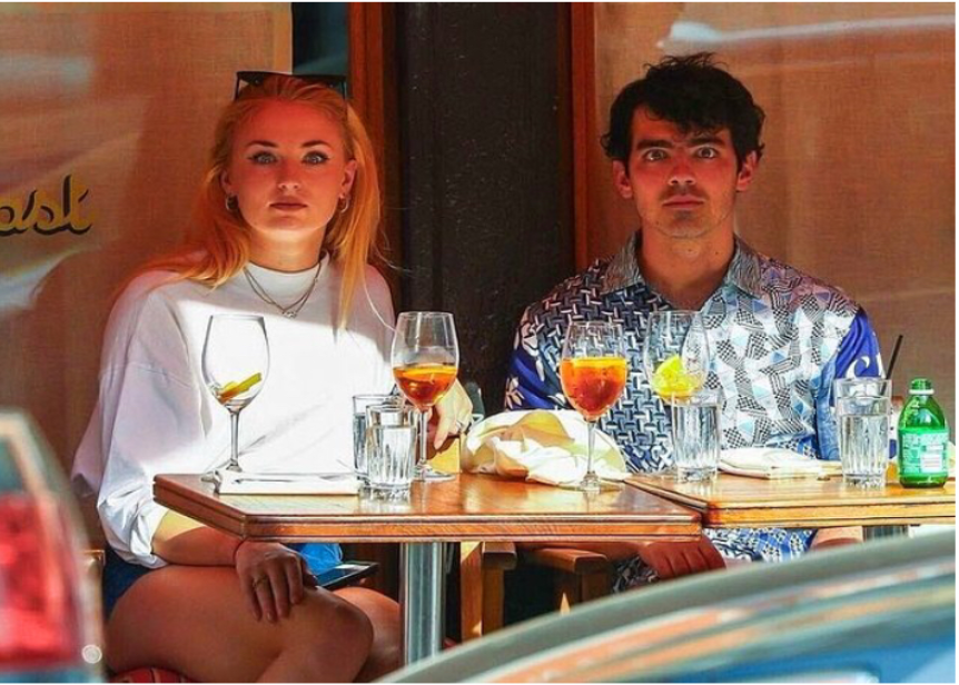 Paparazzilərdən qaçmaga calışarkən ortaya maraqlı görüntülər çıxaran məşhurlar 