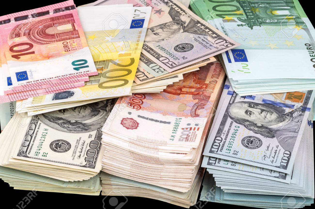Деньги доллары евро. Деньги разные валюты. Доллар евро рубль. Деньги рубли доллары евро. Пачка денег доллары рубли.