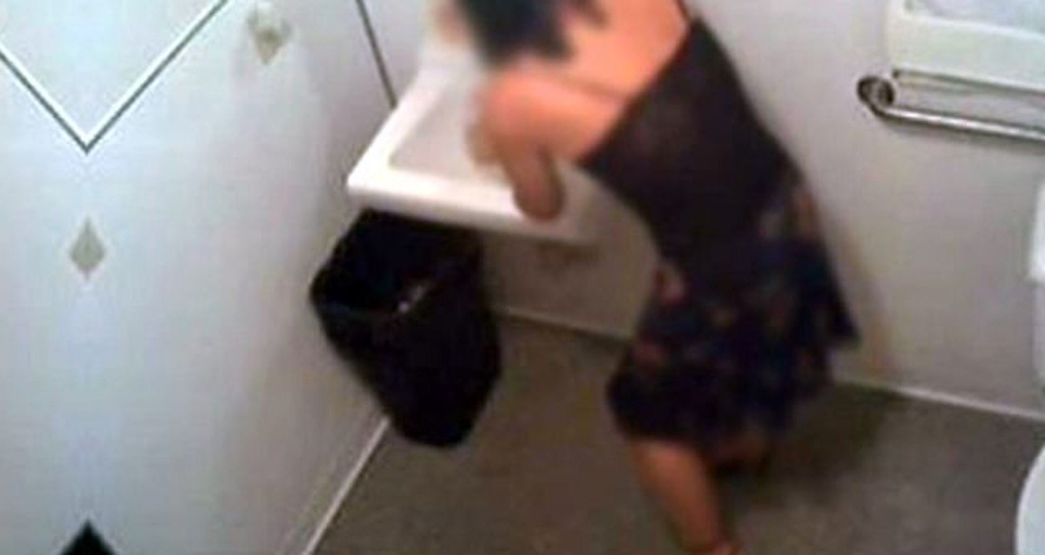 Фото скрытой камеры женщин. Turkish скрытая. Женский туалет скрытой камерой. Женишкая туалет секрет камера. Секретный камера в тувалет.