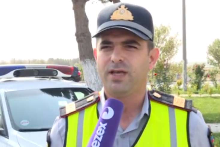 Yol polisləri turistlərlə xarici dildə ünsiyyət qururlar 