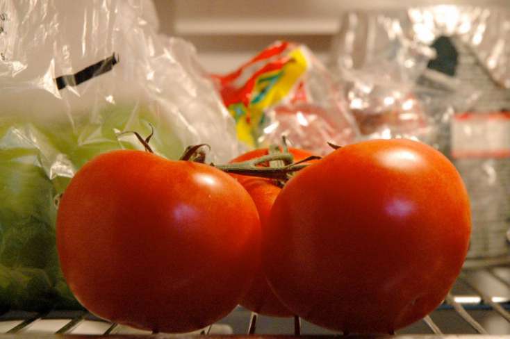 Pomidoru soyuducuda SAXLAMAYIN -