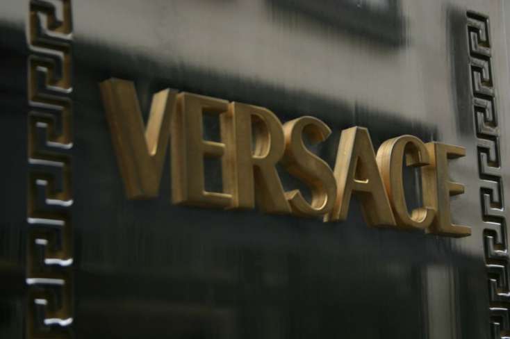 “Versace” moda evi 2 milyard dollara