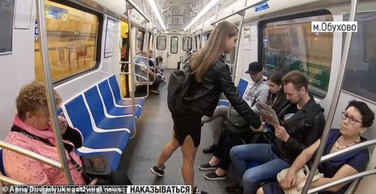 Metroda yayılaraq oturan adamlara 