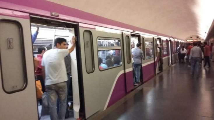 Bakı metrosunda qatarda problem yarandı