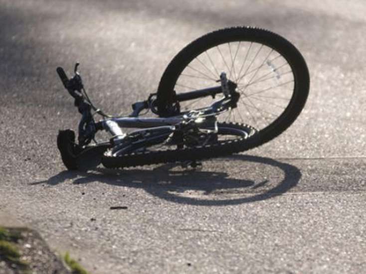Ucarda avtomobil velosipedçini vurub öldürdü
