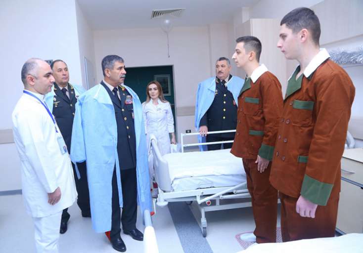 Müdafiə naziri hərbi hospitalda 