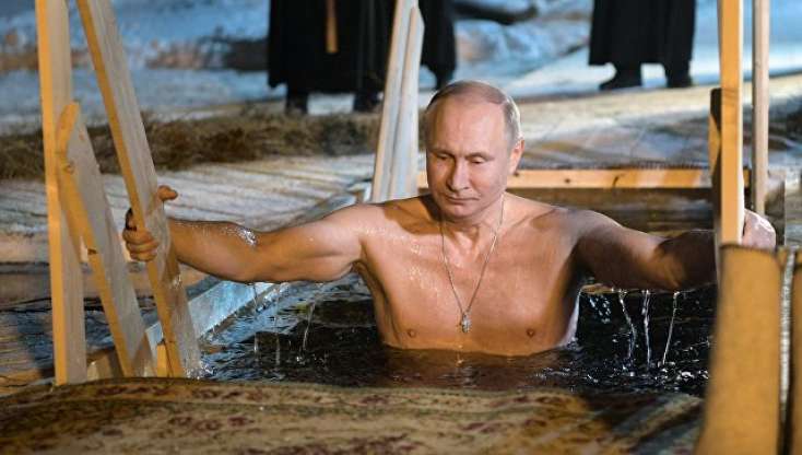 Vladimir Putin xaç suyuna girib