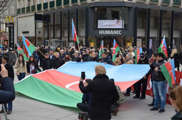 Azərbaycanlılar Vyanada aksiya keçirdilər