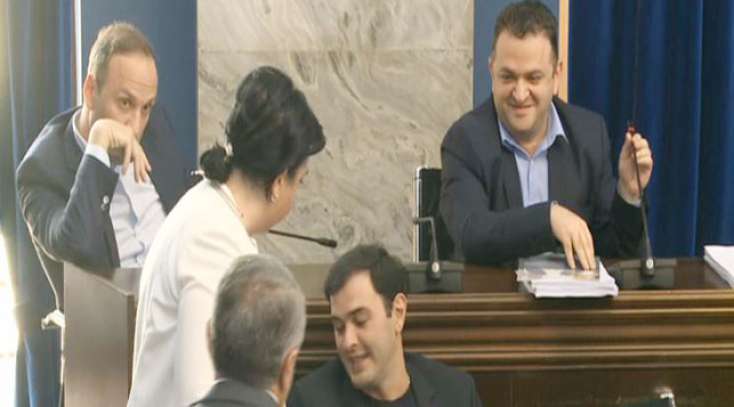 Gürcüstan parlamentində deputatlar arasında