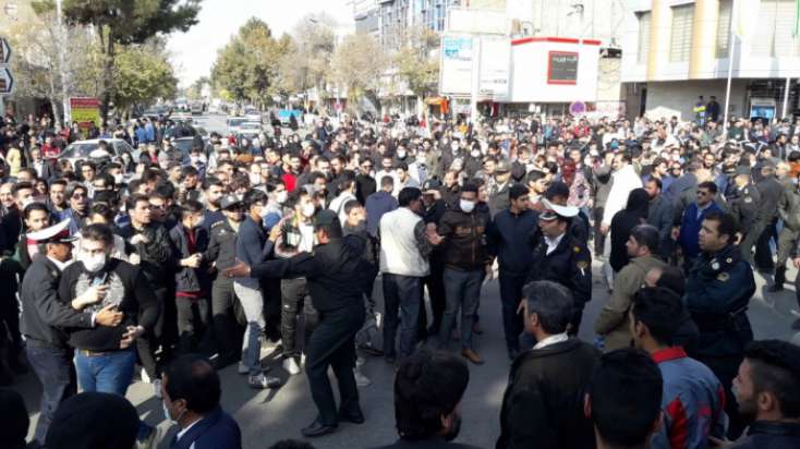 İranda yüzlərlə insan benzinin bahalaşmasına etiraz etdi