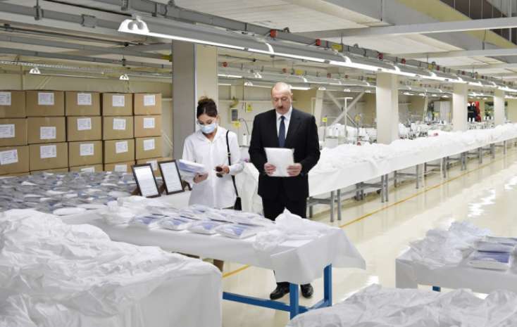 Prezident və birinci xanım tibbi maska fabrikinin açılışında -