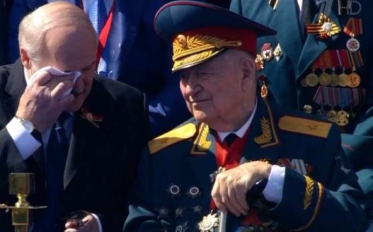 Lukaşenko müharibə veteranının qarşısında belə ağladı - 