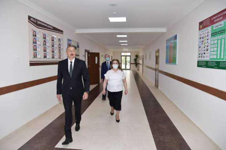 İlham Əliyev Bakıda orta məktəbin yeni korpusunun açılışında iştirak edib
