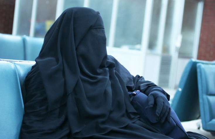 Qara niqabda “kişi” əli olan insan kimdir? -