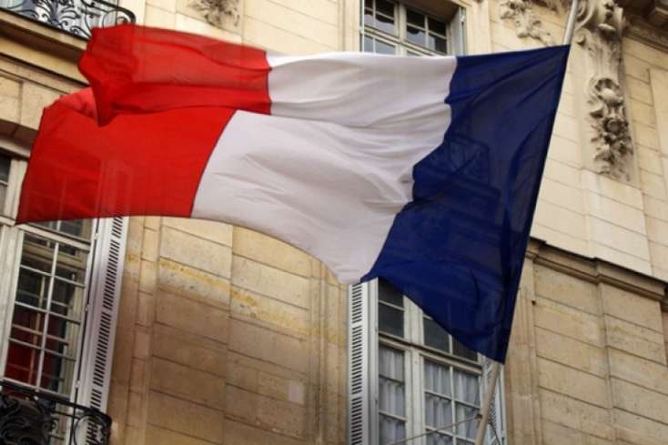 SON DƏQİQƏ: Müsəlman ölkəsində Fransa səfirliyinə hücum edildi