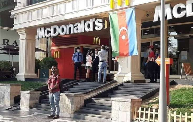 "McDonalds" önünüdə dayanan Hüseyn kimdir? -
