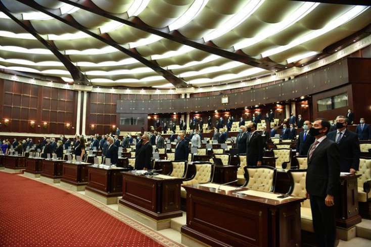 Parlamentdə Şəhidlərin ruhu yad edildi