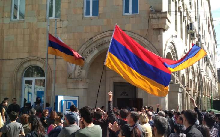 Yerevanda aksiyaçılar Müdafiə Nazirliyinə gedən yolu bağladı