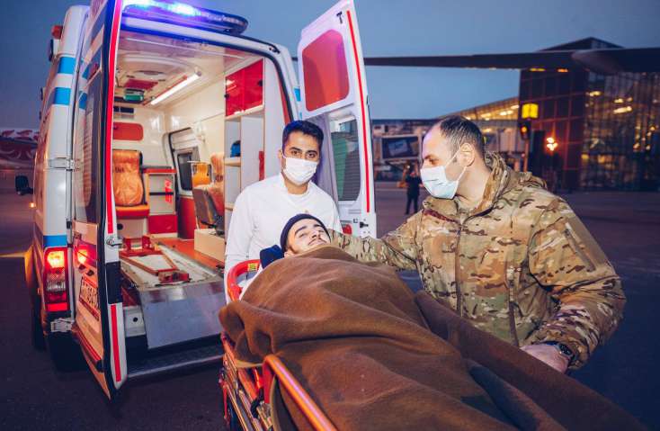 Üç ağır yaralı qazimiz Türkiyəyə müalicəyə göndərildi - 
