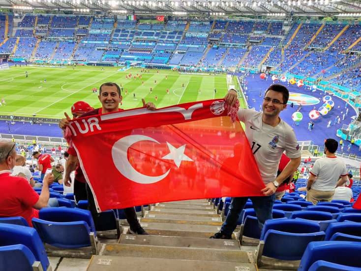 Azərbaycan bayraqları İtaliya - Türkiyə oyununa buraxılmadı: 